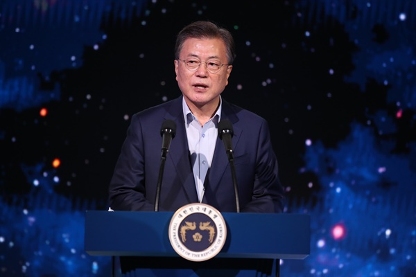 문재인 대통령이 25일 오후 전남 고흥군 나로우주센터에서 열린 대한민국 우주전략보고회에서 발언하고 있다. 