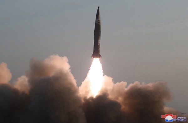 북한이 25일 새로 개발한 신형전술유도탄 시험발사를 진행했다며 탄도미사일 발사를 공식 확인했다. 이번 신형전술유도탄은 탄두 중량을 2.5t으로 개량한 무기체계이며, 2기 시험발사가 성공적으로 이뤄졌다고 자평했다고 조선중앙통신이 26일 보도했다. 2021.3.26