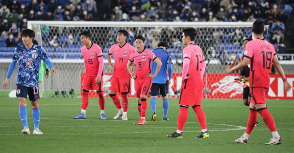 한국, 일본에 완패 25일 일본 가나가와현 요코하마시 닛산스타디움에서 열린 80번째 한일전에서 0-3 완패한 태극전사들이 아쉬워하고 있다. 