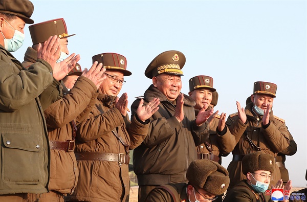 북한이 25일 새로 개발한 신형전술유도탄 시험발사를 진행했다고 조선중앙통신이 26일 보도했다. 이날 시험발사는 리병철 중앙군사위원회 부위원장이 지도했으며, 김정은 국무위원장은 불참했다.