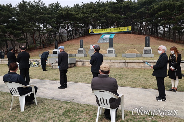 안중근 의사 순국 111주년 추모식이 26일 오전 서울 용산구 효창원 안중근의사 묘역에서 안중근의사기념사업회, (사)안중근평화연구원 주최로 열려, 참석자들이 거리두기를 하며 분향, 묵념을 하고 있다.