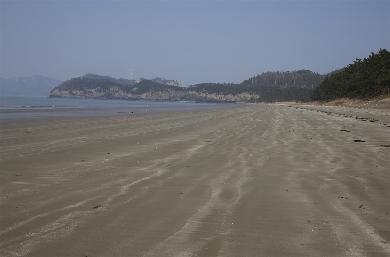  3월의 관매도해수욕장 전경. 가늘고 부드러운 모래가 단단해 '떡모래밭'으로 불린다.