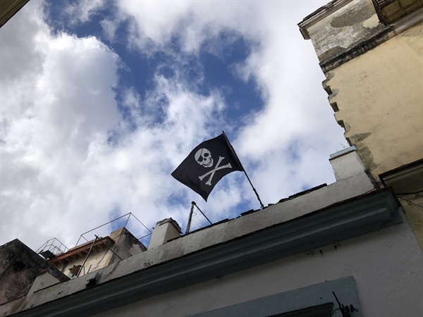 조용해진 아바나 거리에서 펄럭이는 캐리비언의 해적 깃발