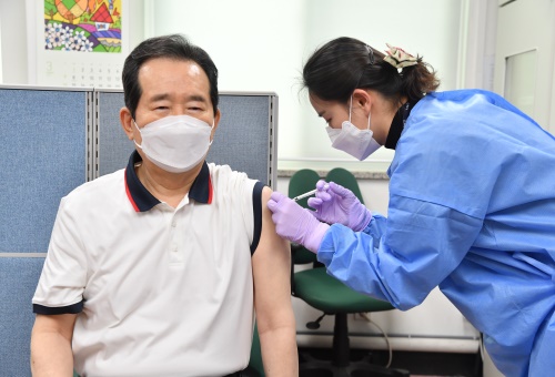 정세균 국무총리가 26일 서울 종로구보건소에서 아스트라제네카사의 코로나19 백신을 맞고 있다.