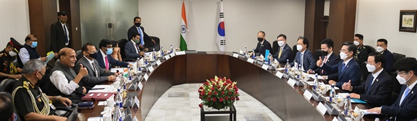 26일 한-인도 국방장관 회담에 임하는 양국 국방부 장관과 관계자