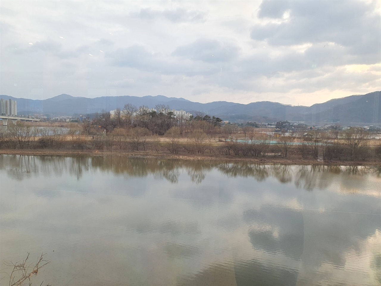 가평 부근에서 지나는 북한강과 양평의 남한강은 같은 강이지만 만들어가는 풍경이 조금씩 다르다. 양평 부근에서 보는 남한강은 정적이면서 잔잔한 피아노소나타를 듣는듯하다.