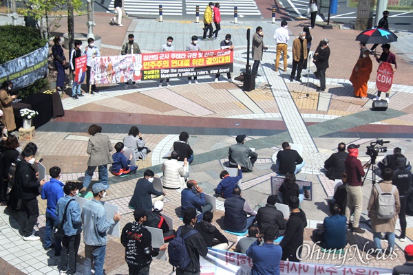경남이주민센터 등 단체는 3월 28일 오후 창원 한서빌딩 앞 광장에서 "미얀마 군사 쿠데타 규탄, 9개국 이주민 교민회 결의대회(4차)"를 열었다.