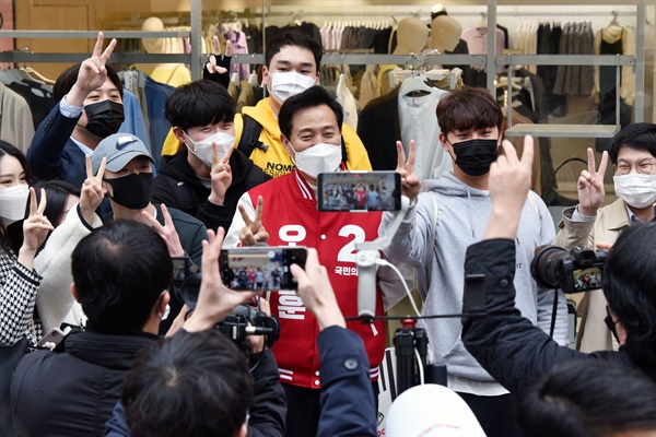  국민의힘 오세훈 서울시장 후보가 28일 오후 서울 강남구 압구정로 가로수길을 찾아 시민 등과 기념촬영을 하고 있다.