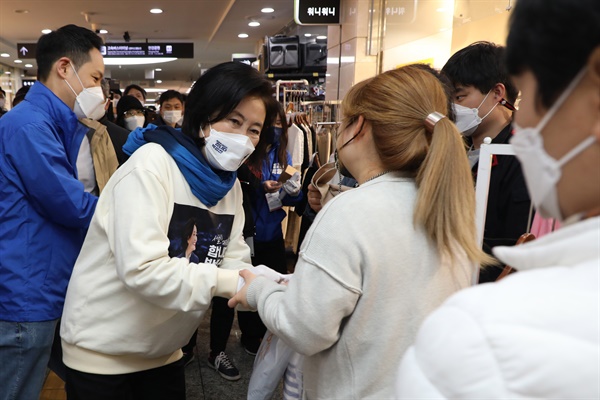  더불어민주당 박영선 서울시장 후보가 28일 서울 서초구 고속버스터미널 경부선 광장에서 집중 유세를 마친 뒤 지하상가를 찾아 인사하고 있다. 