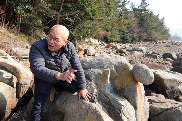 최병수작가가 "중력의 법칙에 따르면 돌은 위에서 아래로 떨어지는데 역발상으로 올라가는 걸 상상한다는 걸 나타내기 위해 바위에 돌을 붙인 작품이다" 고 설명하고 있다.