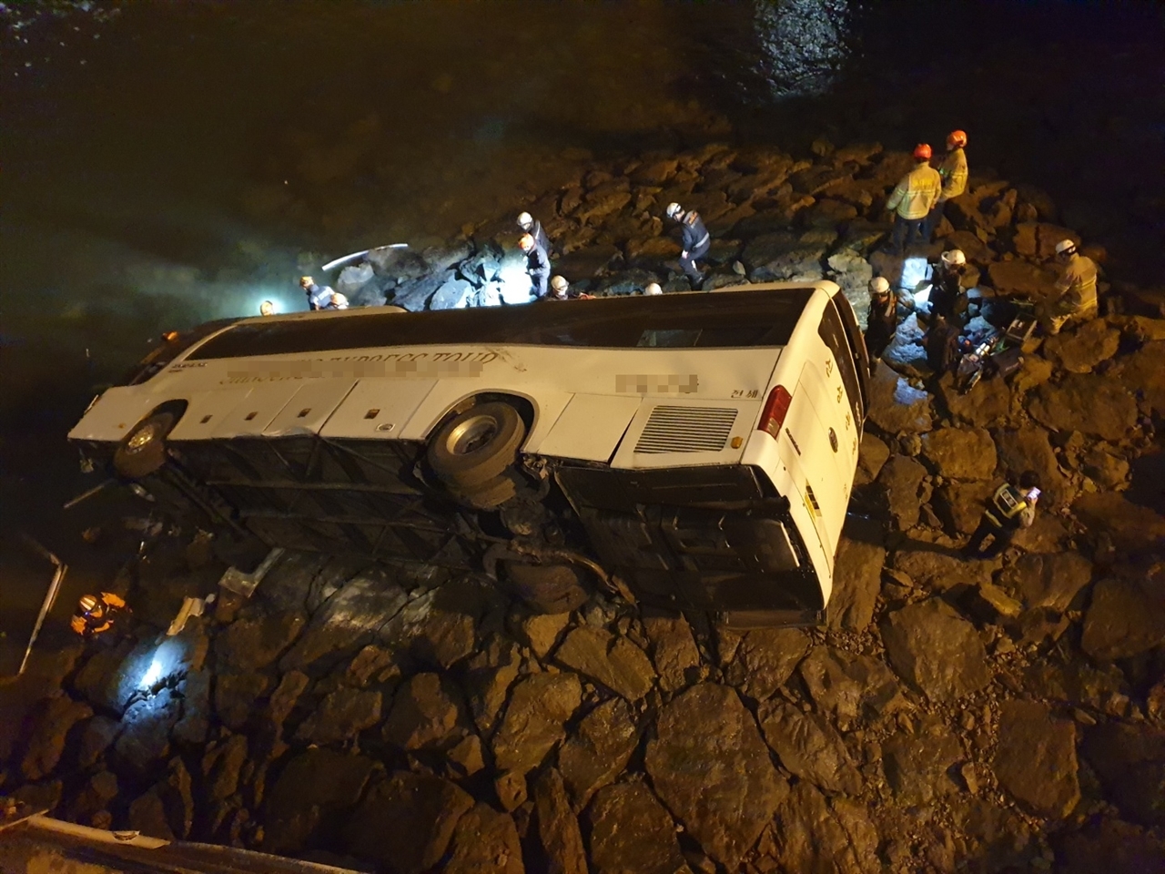 28일 오후 11시 25분 쯤 충남 당진시 송악읍 현대제철 내 바닷물이 들어오는 수로를 횡단하는 다리부근에서 버스가 제방으로 추락해 운전자와 탑승자 등 2명이 숨졌다.