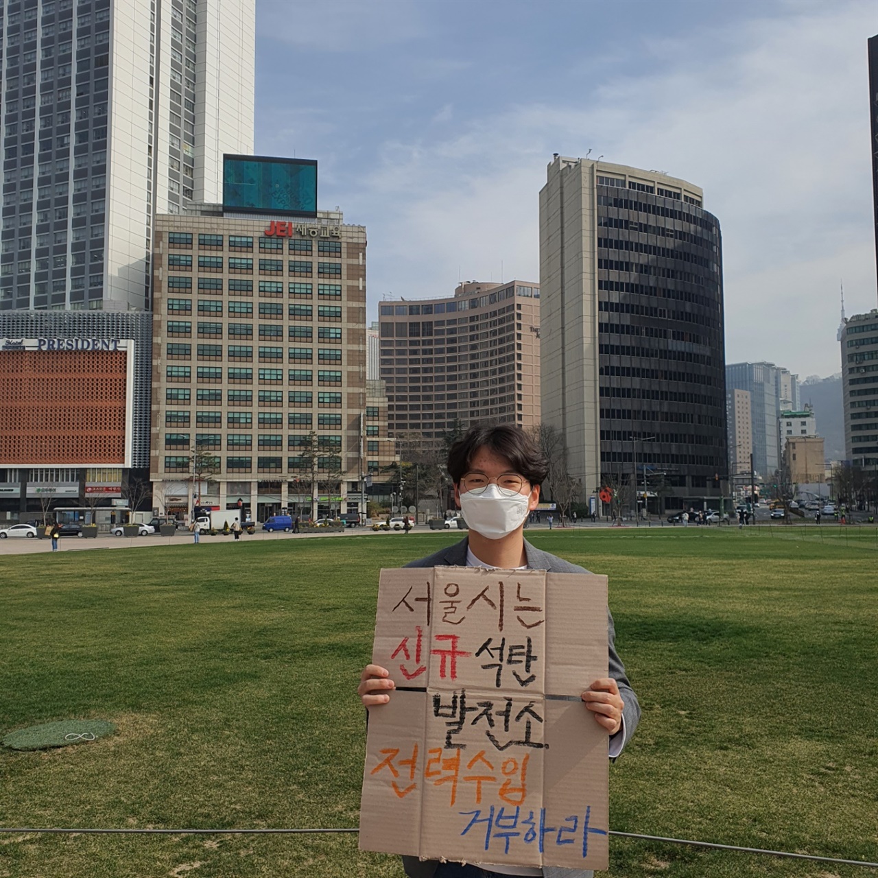 대학생기후행동 회원들이 서울시청 광장에서 거리두기 피켓팅을 하고 있다.