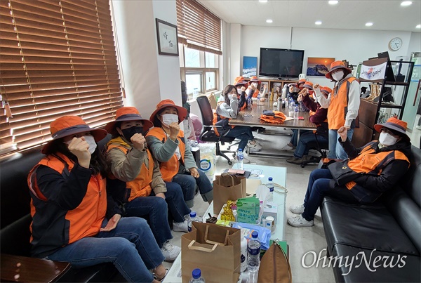 한국조폐공사에서 여권발급 업무를 담당하던 노동자들이 정규직 전환과 해고자 복직을 요구하며 더불어민주당 박범계 국회의원 사무소에서 농성을 벌이고 있다.