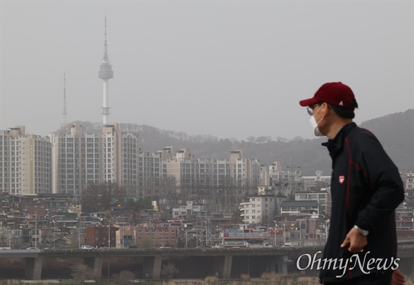 전국적으로 짙은 황사가 관측되고 있는 29일 서울 용산구 남산서울타워가 황사와 미세먼지로 인해 뿌옇게 보이고 있다.