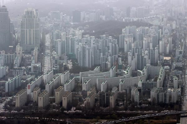 3월 29일, KB국민은행 리브부동산이 발표한 월간KB주택시장동향에 따르면 3월 서울의 아파트 평균 매매가격이 10억9993만 원으로 지난달(10억8192만 원)보다 1801만 원 올라 11억 원에 육박했다. 서울 강남 지역(한강 이남 11개구)의 평균 아파트값은 13억500만 원으로 처음 13억 원을 넘겼다. 