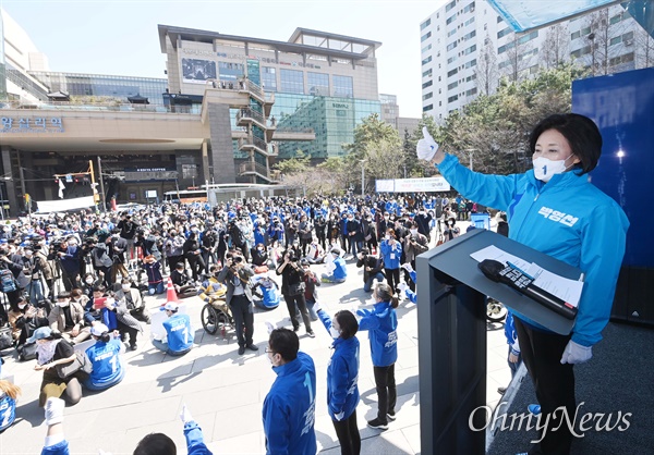 박영선 더불어민주당 서울시장 후보가 30일 서울 성동구 왕십리역 광장에서 열린 집중유세에서 지지를 호소하고 있다.