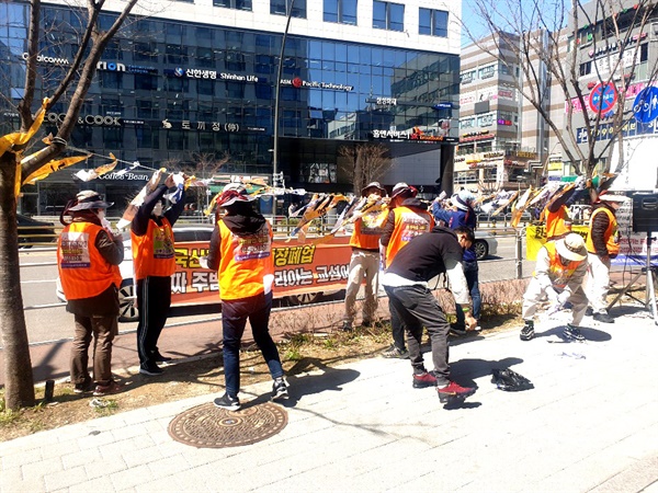 전국금속노동조합 한국산연지회는 3월 30일 오후 서울 일본대사관 앞에서 '폐업 철회 투쟁'했다.