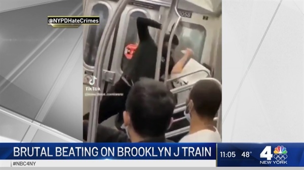 미국 뉴욕 지하철에서 흑인 남성이 아시아인 남성을 폭행한 사건을 보도하는 NBC 방송 갈무리.