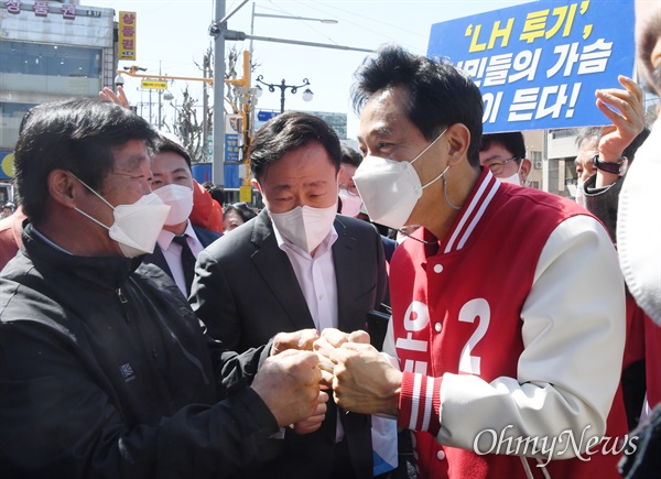 오세훈 국민의힘 서울시장 후보가 30일 서울 영등포역 광장 유세에서 지지자들과 인사하고 있다.