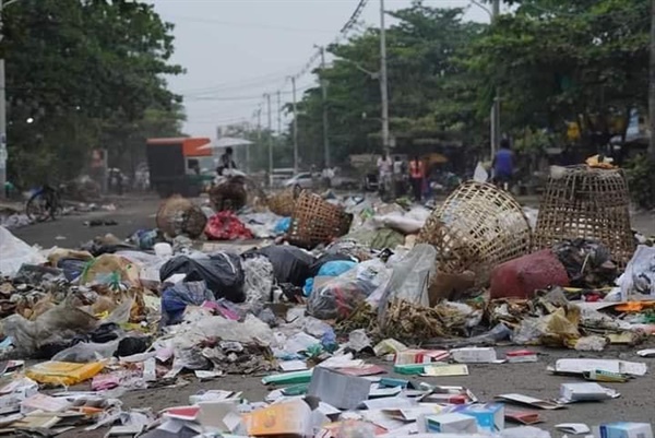 미얀마 '쓰레기 투척 시위'.