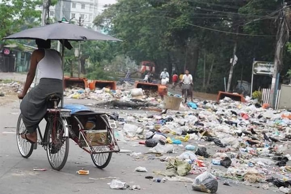 미얀마 '쓰레기 투척 시위'.