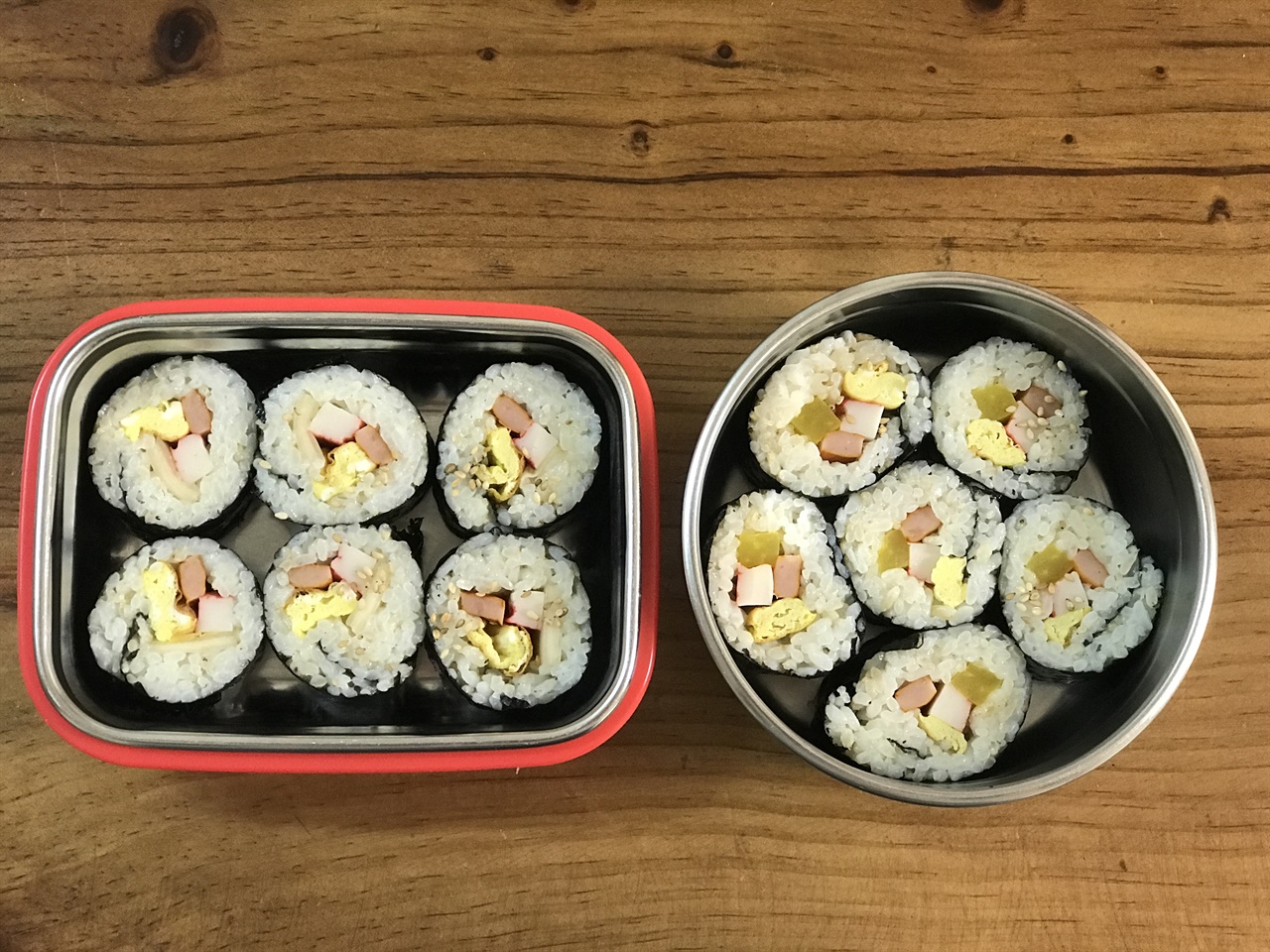 왼쪽/ 아이를 위한 씻은김치 김밥... 오른쪽/ 나를 위한 단무지김밥   생각난 김에 휘리릭 말아본 김밥. 밖에서 먹던 그 맛은 아니지만 그 기분이라도 내보려 도시락에 싸보았다. 