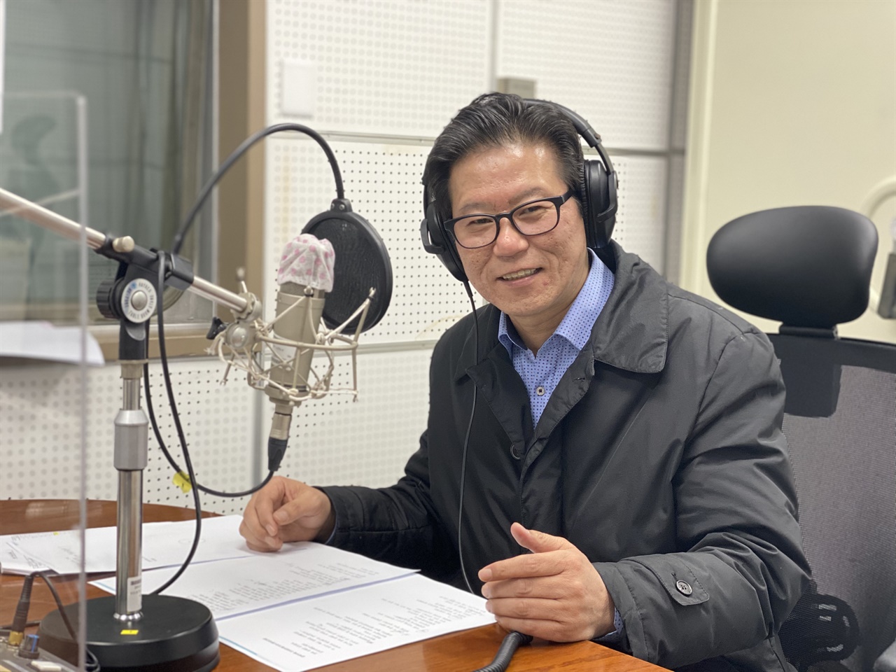 17년간 생방송이 주는 긴장감 속에서 살아온 포항MBC 라디오 열린 세상의 '김씨 아재' 이정대씨.