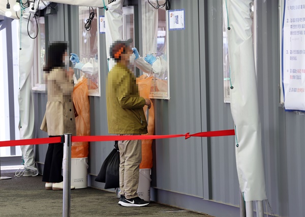 지난 달 30일 서울역 광장에 마련된 신종 코로나바이러스 감염증(코로나19) 임시 선별검사소에서 시민들이 검사를 받고 있다.