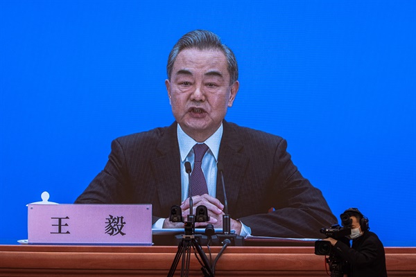 왕이 중국 외교 담당 국무위원 겸 외교부장이 3월 7일 베이징 인민대회당에서 열린 전국인민대표대회(전인대) 기자회견에 참석하고 있다.