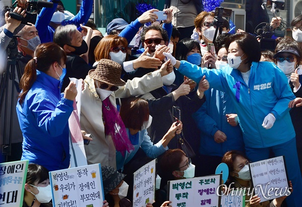 더불어민주당 박영선 서울시장 후보가 31일 서울 동작구 이수역 인근에서 열린 집중유세에서 시민들과 인사하고 있다. 