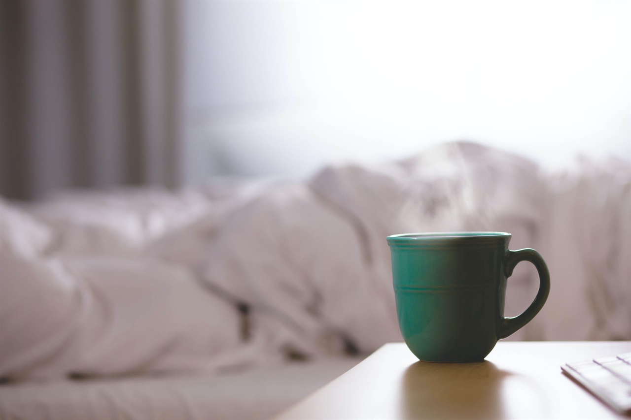 아침에 따뜻한 차 한 잔은 잠을 깨우고 기분을 푸는 데 도움이 된다.