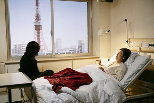  도쿄타워가 보이는 병실에 누워있는 어머니 에이코