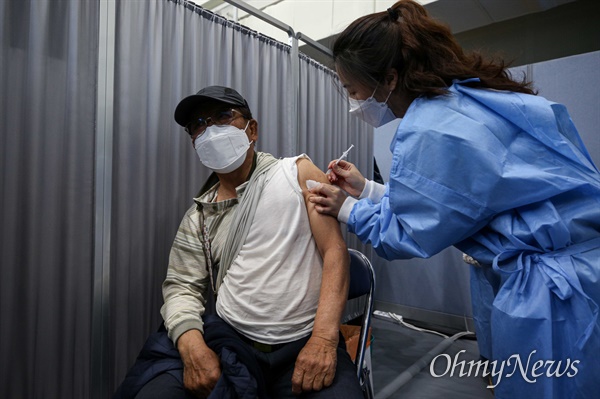 만 75세 이상 고령자를 시작으로 일반인 대상 신종 코로나바이러스 감염증(코로나19) 백신 첫 접종이 시작된 1일 오전 서울 송파구 예방접종센터에서 한 어르신이 화이자 백신 접종을 하고 있다.