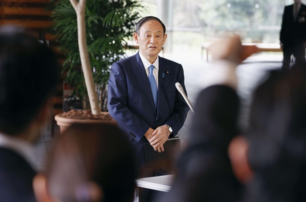 스가 요시히데 일본 총리. 사진은 지난 3월 25일 도쿄 총리관저에서 기자회견을 하고 있는 모습. 
