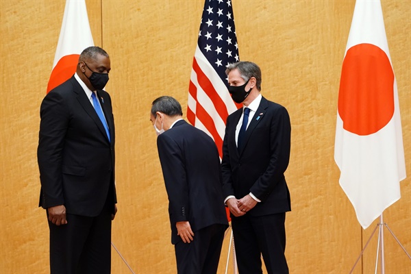 스가 요시히데 일본 총리(가운데)가 지난3월16일 도쿄의 총리관저에서  토니 블링컨(오른쪽) 미 국무장관과 로이드 오스틴(왼쪽) 국방장관을 영접하고 있다. 2021.3.16