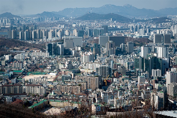 우면산 정상에서 조망하는 서울 시내. 서초구 제일의 풍경을 보여준다.