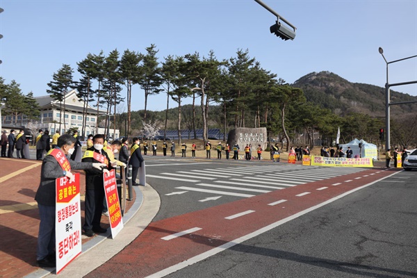 경북도청 동문에서는 안동시 지역구 시·도의원과 정동호·김휘동 전 안동시장 등 50여명이 행정통합 반대 피켓시위를 펼쳤다.