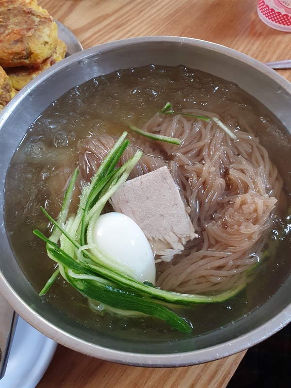 옥천냉면은 다른 냉면과 확실히 다른 개성의 맛과 특징이 있다. 면의 굵기 식감 육수의 맛이 매우 달라 익숙치 않을 수 있지만 묘하게 중독되는 것이 매력이다. 옥천냉면은 돼지고기 완자와 곁들어 먹는 것이 제맛이다.