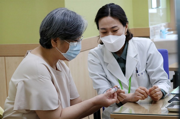  정은경 질병관리청장이 1일 오전 충북 청주시 흥덕구 보건소에서 신종 코로나바이러스 감염증(코로나19) 예방 아스트라제네카(AZ) 백신 접종을 마친 뒤 백신을 살펴보고 있다.