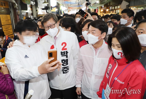  안철수 국민의당 대표가 1일 부산시장 보궐선거 현장을 찾아 박형준 국민의힘 후보에 대한 지원유세 등을 펼치고 있다. 안 대표는 유세를 마치고 박 후보와 함께 반송큰시장을 둘러보며 부산지역 유권자들 향해 지지를 호소했다.