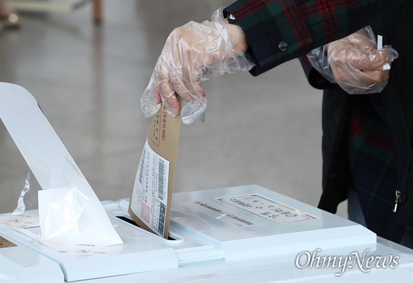  4.7서울시장 보궐선거 사전투표 첫날인 2일 오전 서울역에 마련된 남영동 사전투표소에서 유권자들이 투표하고 있다.