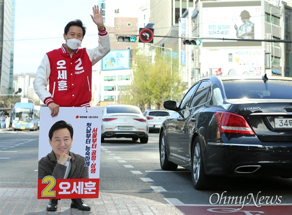 국민의힘 오세훈 서울시장 후보가 2일 오전 서울 종로구 세종대로 사거리에서 출근하는 시민들에게 인사하고 있다.