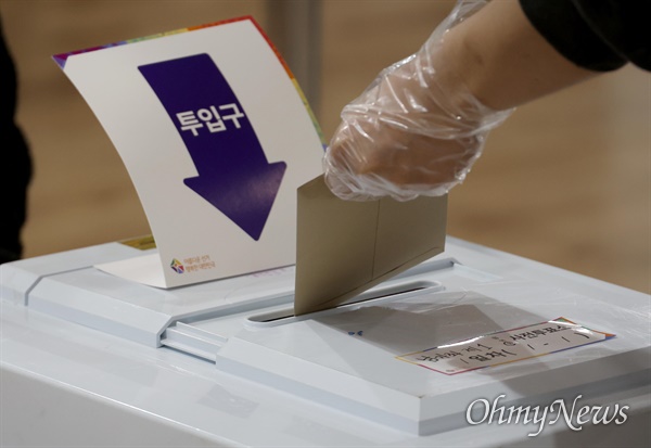 4·7 서울시장 보궐선거 사전투표 첫날인 2일 오전 서울 서대문구 남가좌1동 주민센터에 마련된 사전투표소를 찾은 유권자들이 투표하고 있다.