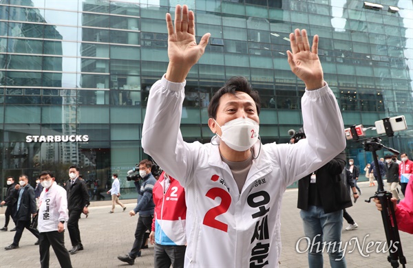 오세훈 국민의힘 서울시장 후보가 2일 오후 서울 마포구 상암DMC 거리에서 시민들에게 손을 흔들며 지지를 호소하고 있다.