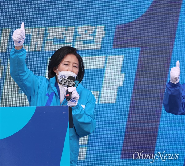 박영선 더불어민주당 서울시장 후보가 2일 서울 중구 남대문시장 앞 유세에서 지지를 호소하고 있다.