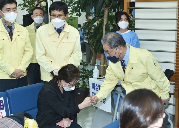 백신접종을 지켜보는 이재정 경기도교육감