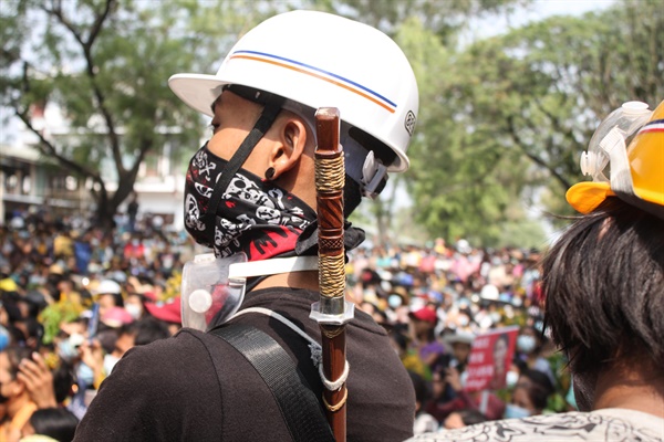 미얀마 몽유와(Monywa) 지역 시민들이 4월 1일 군부 쿠데타에 저항하는 시위를 벌이고 있다. 한 시민이 안전모를 쓰고 있다.  