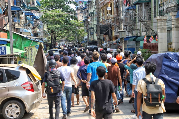 군부 쿠데타에 저항하는 미얀마인들이 3월 31일 양곤에서 시위를 벌이고 있다.