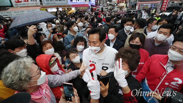 국민의힘 오세훈 서울시장 후보가 2일 오후 서울 양천구 목동 깨비시장 거리에서 열린 유세에서 지지자들을 만나고 있다. 