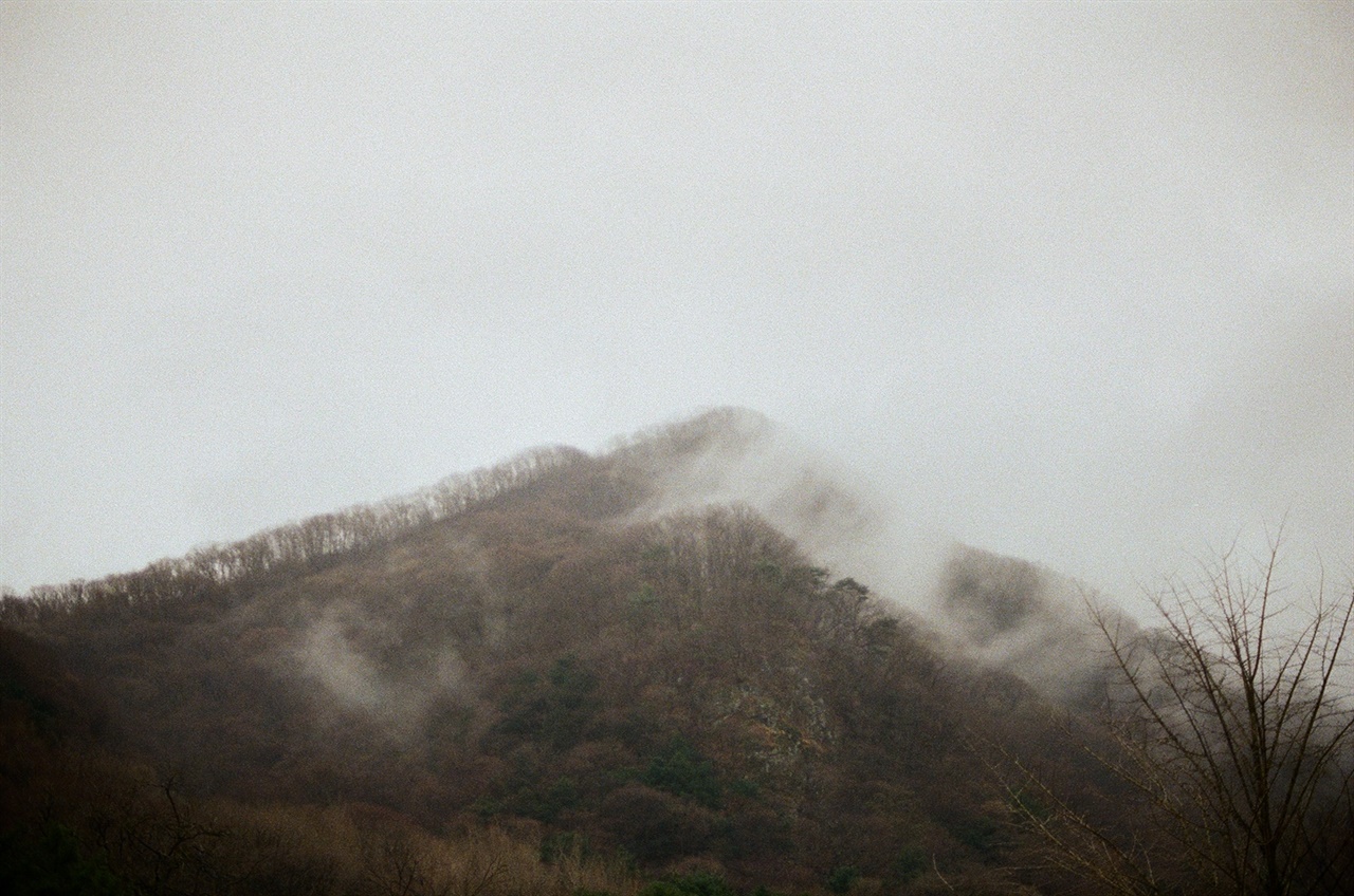 운무로 덮인 백암산 사시사철 아름답지만 그 중 비 내리는 백암산의 모습은 경이롭다. 